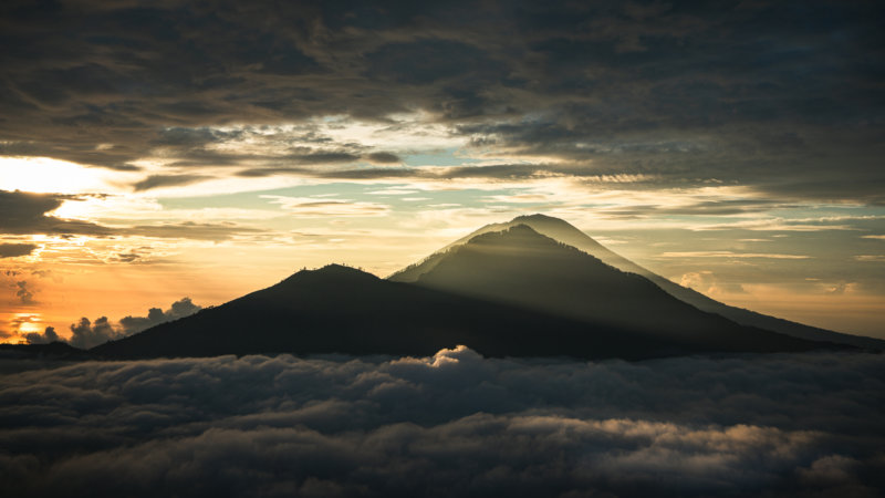 Mount Batur vulkán napfelkeltében kora reggel a fotózott tájkép